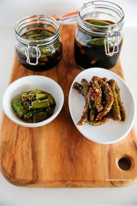 Korean Style Pickled Chillies. These are super addictive! | MyKoreanKitchen.com Pickled Chillies, Korean Appetizers, South Korean Food, Korean Kitchen, Korean Side Dishes, Asian Inspired Dishes, Spicy Korean, Korean Dishes, Green Chilli