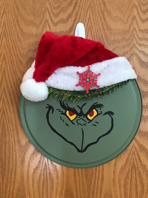 Grinch Pizza Pan Wreath, Grinch Pizza Pan, Grinch Pizza, Christmas Pizza Pan Crafts, Snowman Pizza Pan, Pizza Pan Christmas Crafts, Pizza Pan Crafts Diy Dollar Tree, Hoa Ideas, Grinch Diy