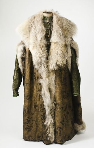 Big Fur Coat, Winter Cloak, Fur Costume, Medieval Clothes, Winter Outfits Warm, Fairytale Fashion, Snow Outfit, Fur Clothing, Historical Dresses