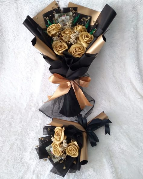 Flowers For Men Gift Man Bouquet, Ribbon Bouquet Diy, Satin Flower Bouquet, Bucket Uang, Ribbon Tutorial, Satin Flowers Diy, Man Bouquet, Ribbon Flowers Bouquet, Black Bouquet