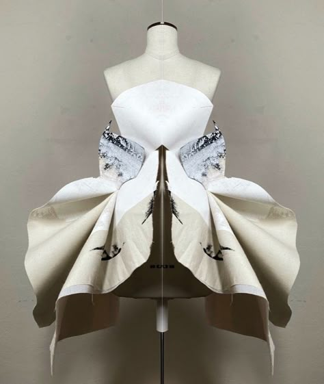 Organic Fashion Design, Alexander Mcqueen Couture, Fashion Design Inspiration Board, Uni Fashion, Fashion Design Classes, Fashion Design School, Process Design, Abstract Fashion, Sketch Fashion