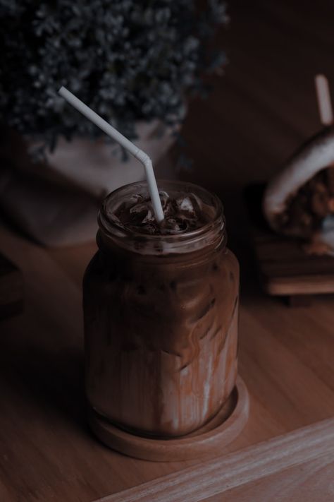 Aesthetic Milkshake, Iced Mocha, Coffee Wallpaper, Coffee Obsession, Chocolate Day, Coffee Photography, Brown Coffee, Aesthetic Coffee, Chocolate Drinks