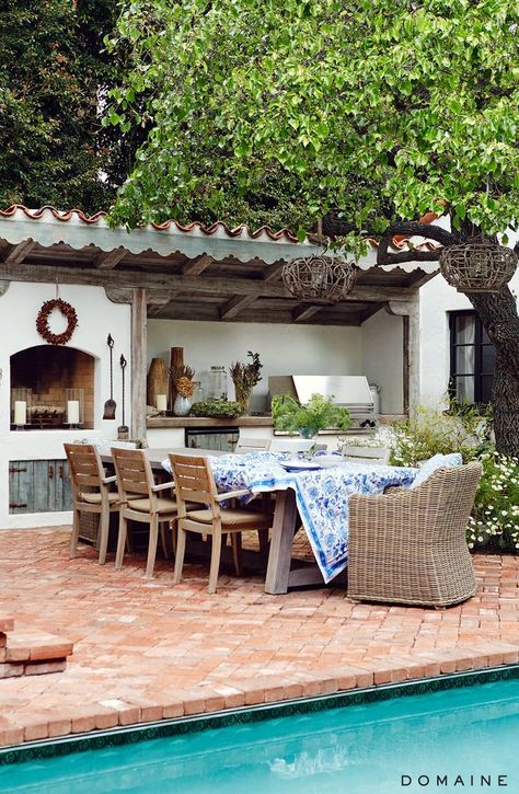 If you like the look of warm, welcoming old-world homes, Spanish Revival might be the style for you. We've already explored some of the classic architectural and interior elements of this type of design. Now, let's take a peek inside some kitchens to see how the style is expressed in the heart of the home. :) Spanish Porch, Backyard Dining Area, Spanish Courtyard, Backyard Dining, Outdoor Kitchen Design Layout, Spanish Style Home, Rustic Kitchen Design, Spanish Style Homes, Hacienda Style