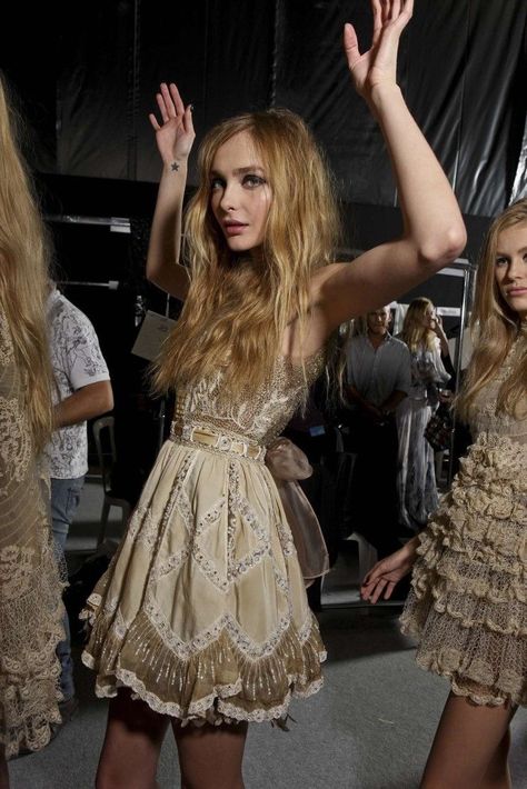 ♡ snejana onopka backstage at valentino s/s 2010, paris ♡ Snejana Onopka, Alena Shishkova, Models Backstage, Model Lifestyle, Amal Clooney, Model Aesthetic, Model Life, Looks Style, Gossip Girl