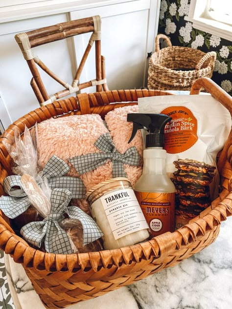 Welcome Fall Gift Basket, Fall House Warming Gift Basket, Friendsgiving Gift Basket Ideas, Fall Goodie Basket, Homewarming Gift Ideas Baskets, Fall Theme Gift Basket Ideas, Fall Giveaway Basket Ideas, Fall Baskets Gift, Fall Box Gift