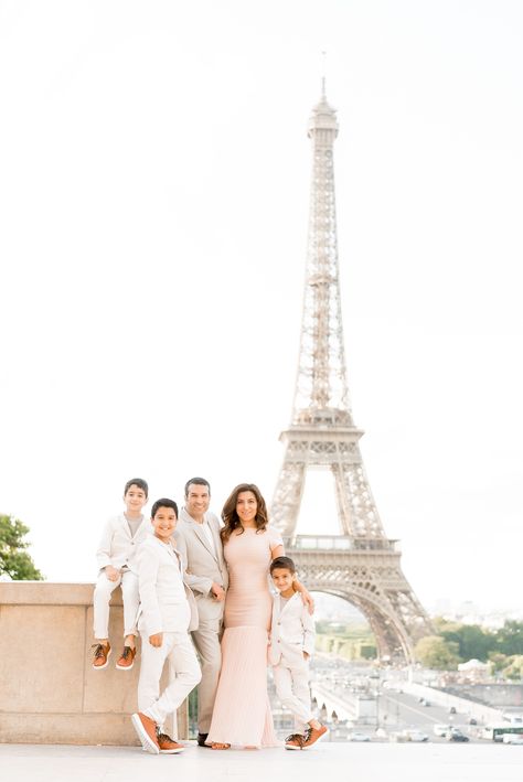 Family Photo Eiffel Tower, Paris Family Pictures, Family Eiffel Tower Pictures, Paris Photoshoot Family, Family Paris Photography, Eiffel Tower Family Photoshoot, Family Pictures In Paris, Family Photoshoot In Paris, Family Photos In Paris