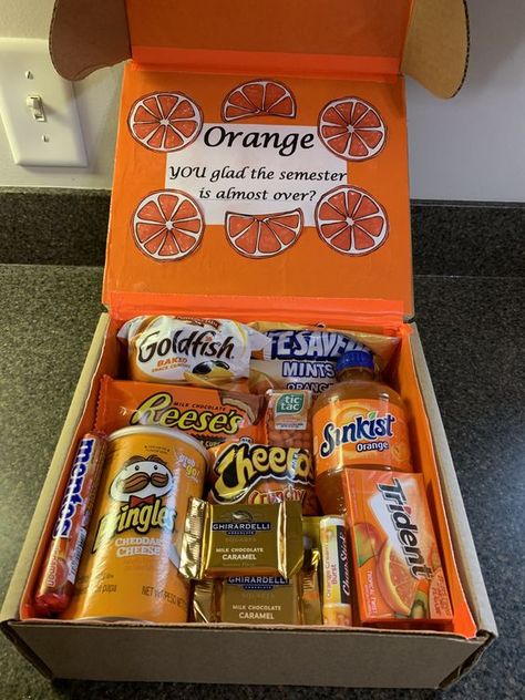 Box Of Orange Gift Ideas, Gift Box For Boyfriend Care Packages, Color Care Package Ideas, Orange Birthday Gifts, Orange Box Gift Ideas, Care Package Ideas For Mom, Orange Color Party Basket, Orange Care Package, Color Themed Gift Baskets Orange