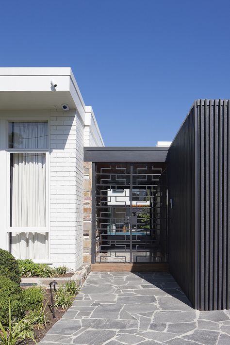 Architect Visit: A Modern Landscape for a Midcentury Remodel in Melbourne - Gardenista Grey Crazy Paving, Crazy Paving Entrance, Crazy Paver Driveway, Balcony Styling, Mid Century Renovation, Outdoor Alfresco, 1960s House, Courtyard Ideas, Paving Ideas