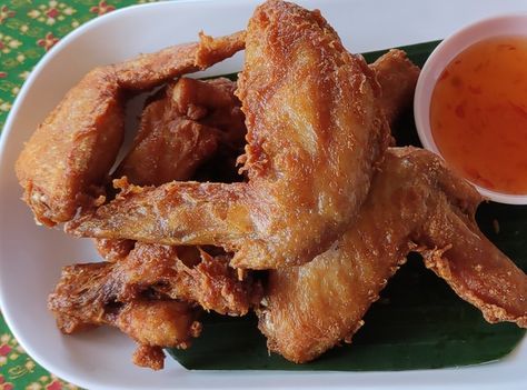 Sayap ayam goreng crispy ini meskipun kecil rasanya renyah garing. Enak dimakan hangat dengan cocolan saus cabe atau sambal bangkok botolan. Bikin yuk! Food Channel, Bangkok, French Toast, Chicken Recipes, Thailand, Yummy Food, Chicken