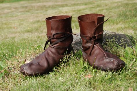 Liens et généralités Most shoes were ankle height, although there are a few examples of higher boots. Shoes typically were simple affairs made using the turnsol Escudo Viking, Medieval Shoes, Medieval Boots, Viking Shoes, Viking Garb, Sca Garb, Historical Shoes, Medieval Garb, Viking Reenactment