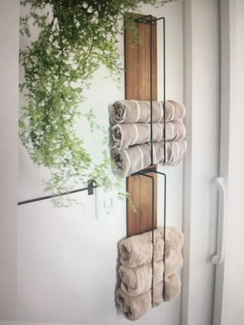 Farmhouse Bathroom Towels, Bath Towel Storage, Bathroom Towel Storage, Diy Towels, Decorating Bathroom, Ideas Hogar, Small Bath, Towel Rack Bathroom, Towel Storage