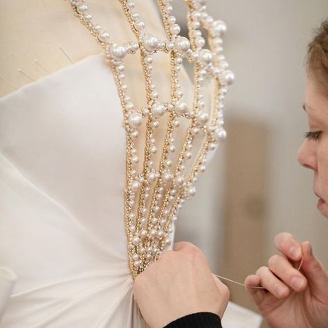 Tamara Ralph on Instagram: "As she graced the red carpet, @lilyjamesofficial looked like a couture vision in a mesmerising white double satin gown with pearl and crystal metal jewellry cage. Discover the intricate details behind this unequaled design. ⠀⠀⠀⠀⠀⠀⠀⠀⠀ Styled by @rebeccacorbinmurray MUA @sofiatilbury @charlottetilbury" Tamara Ralph, Pearl Embroidery, Creative Flower Arrangements, فستان سهرة, Designer Drapes, Fairytale Dress, Fashionista Clothes, White Gowns, Satin Gown