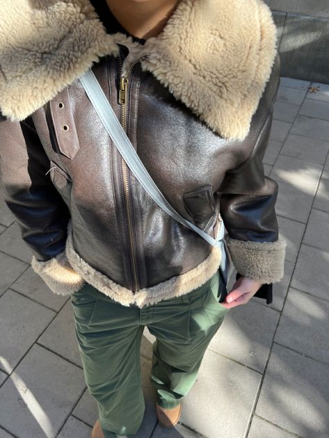 How To Style Aviator Jacket, Womens Aviator Jacket, Aviator Jacket Outfit, Madrid Outfits, Winter Jacket Outfits, Wanna Recreate, Outfit Grunge, Sweats Outfit, Everyday Fits