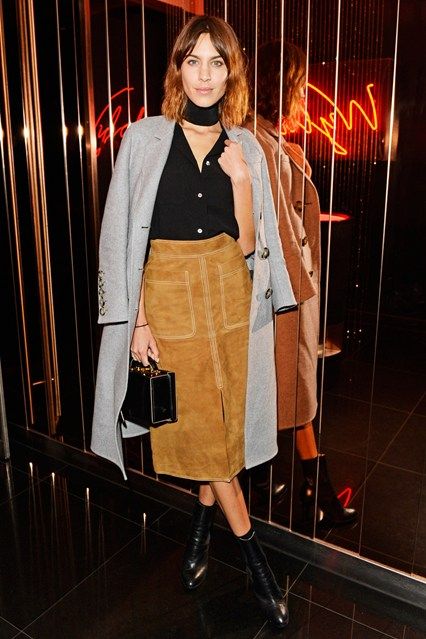 70s skirts & fashion trends 2015 - Spring/summer (Vogue.co.uk) Alexa Chung Fashion, Suede Skirt Outfit, Tan Suede Skirt, 70s Skirt, Alexa Chung Style, Work Outfit Inspiration, 2015 Fashion Trends, Scarf Trends, Brown Skirt