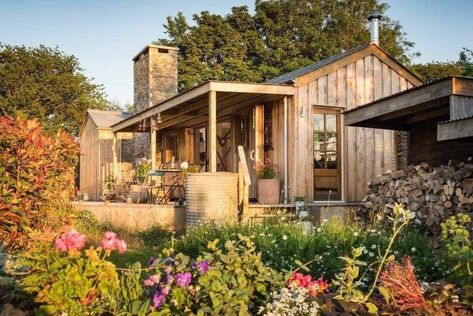 Rustic Tiny Cabin, Small House Bliss, Veranda Design, Rustic Tiny House, Casa Hobbit, Rough Luxe, Small Wooden House, Rustic Porch, Cabin Kits