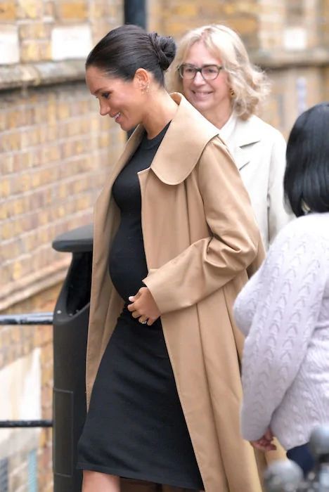 Meghan Markle dresses her bump in the most stunning maternity outfits - pictures - Photo 13 Meghan Markle Maternity Style, Baby Bump Style Summer, Bump Style Summer, Meghan Markle Maternity, Meghan Markle Pregnant, Idda Van Munster, Hatch Maternity, Baby Bump Style, Stylish Maternity Outfits