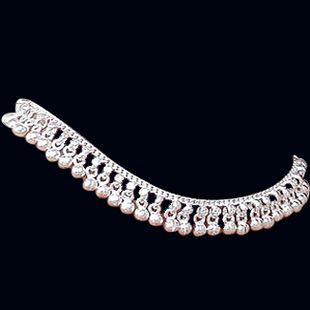 Payal Anklet. Silver Heels Wedding, Indian Payal, Payal Designs Silver, Silver Anklets Designs, Silver Payal, Anklets Indian, Labret Jewelry, Beautiful Anklet, Anklet Designs