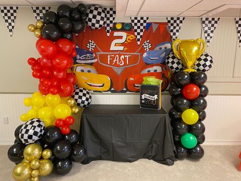 A photo of a gift table setup for a Disney Cars themed party. This includes a balloon garland and balloon traffic light. Pixar Cars Birthday Party, Pixar Cars Birthday, Cars Birthday Party, Balloon Cars, Birthday Party Balloons, Car Themed Parties, Cars Theme Birthday Party, Cars 4, Cars Party