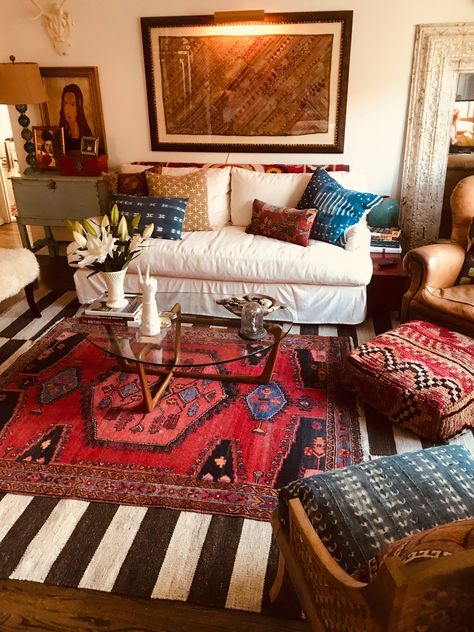 Apartment With Lots Of Rugs, Large Living Room Set Up, French Eclectic Living Room, Unconventional Living Room Layout, Mismatched Chairs Living Room, Small Entryway Ideas In Living Room, Eclectic Grandma Decor, Glam Boho Living Room, Custom Sims