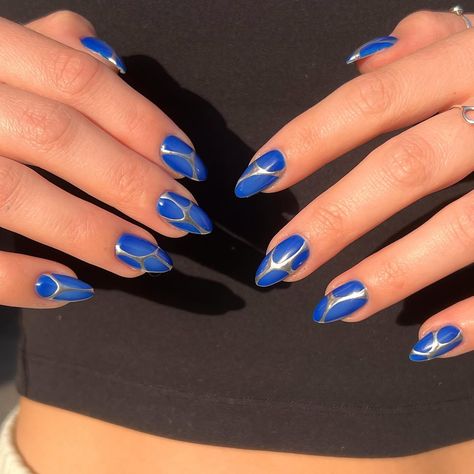 natural nails and electric blue💙⛓️ • • • #nails #nailart #chromenails #aura #auranails #chrome #silver #naildesign #naildesigns #electric Nail Art Blue Electric, Blue Electric Nails, Nails Electric Blue, Silver Blue Nails, Electric Blue Nails Design, Electric Blue Nails, No Crumbs Left, Blue Chrome Nails, Blue And Silver Nails