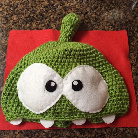 Om Nom beanie Crochet Character Hats, Funky Hats, Cute Sewing Projects, Crochet Design Pattern, Kawaii Crochet, Yarn Thread, Crochet Fashion Patterns, Fun Crochet Projects, Diy Crochet Projects