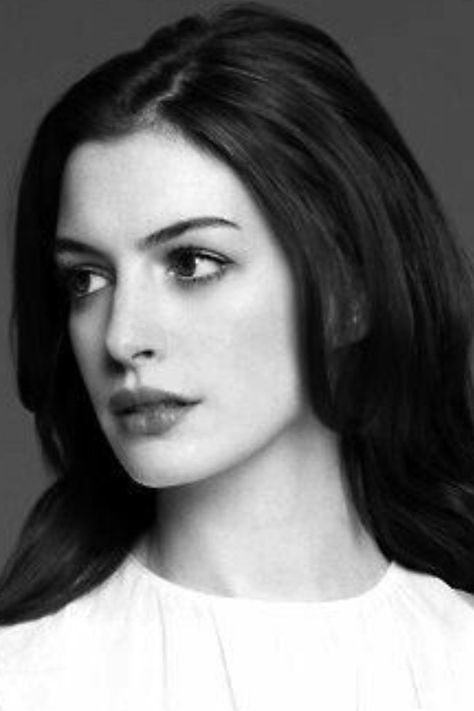 Anne Hathaway Face, Anne Hathaway Portrait, Anne Hathaway Photoshoot, Anne Hathaway Aesthetic, Anne Hattaway, Beautiful Brown Eyes, Art Photography Portrait, Female Reference, Beauty Art Drawings