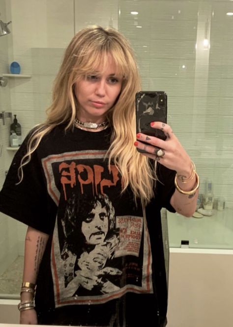 Miley Cyrus Hair 2024, Hannah Miley, Miley Cyrus Hair, Miley Cyrus Fan, Hippie Rock, Miley Cyrus Style, Liam Hemsworth, Hannah Montana, Layered Hair