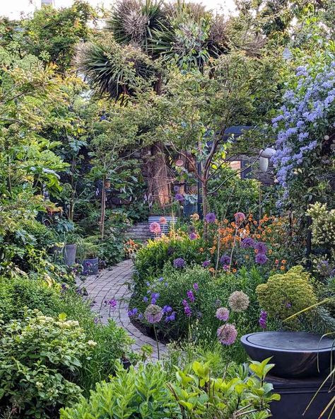 Large Cottage Garden, English Cottage Garden Design, Small Lush Garden, English Cottage Gardens, Dreamy Garden, Fairy Tale Garden, Moon Garden Ideas, Ethereal Garden, English Cottage Garden Pathways