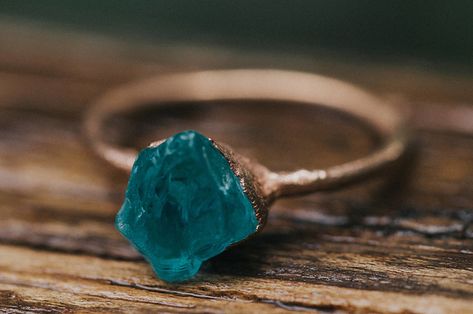 Non Diamond Engagement Rings, Raw Stone Engagement Rings, Black Tourmaline Ring, Alternative Engagement Ring, Wallpaper Vintage, Gem Ring, Alternative Engagement Rings, Blue Apatite, Stone Engagement Rings