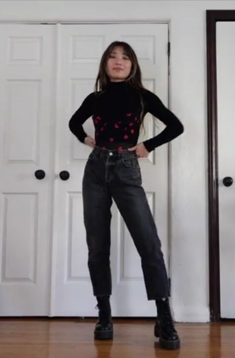 Black Jeans Winter Outfit, Jeans Winter Outfit, Black Doc Martens, Washed Black Jeans, Red Cami, Jeans Winter, Jeans Outfit Winter, Black Look, Black Combat Boots