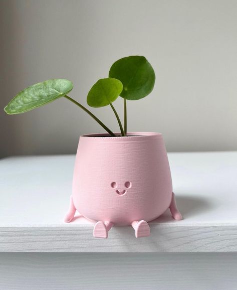 The cutest plant/pot combo 😍 . . . . . #pilea #pileapeperomioides #plantpot #indoorgarden | Instagram Dry Clay Ideas, Air Dry Clay Ideas, Clay Plant Pots, Crockery Design, Diy Air Dry Clay, Cute Furniture, Clay Flower Pots, Cerámica Ideas, Tanah Liat