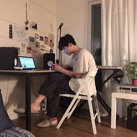 ° pinterest : hylzariee ° Guy Studying, Study Outfit Aesthetic, Outfit Aesthetic Boy, Korean Style Interior, Curtain Hairstyle, Soft Boy Outfits, Men Room, Study Outfit, Korean Guy