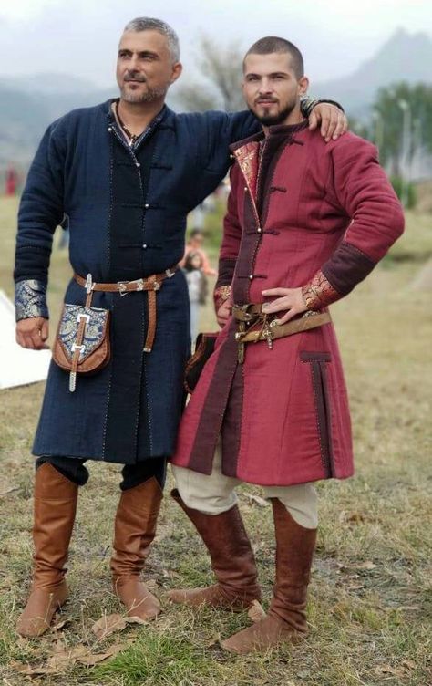 Folk Fashion Men, Norse Clothing Men, Viking Men Clothing, Historical Irish Clothing, 13th Century Clothing, Nordic Clothing, Medieval Clothing Men, Romanian Clothing, Norse Clothing