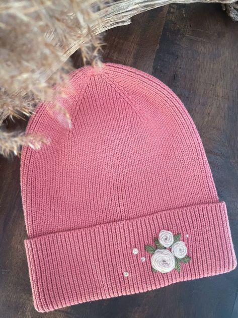 Hand Embroidered Beanie, Winter Hat, Flowers - Etsy Diy Embroidery Hat, Carhartt Toque, Embroidered Hats Ideas, Beanie Embroidery, Embroidered Beanies, Embroidered Stockings, Embroidery Hat, Diy Embroidery Designs, Stocking Hat