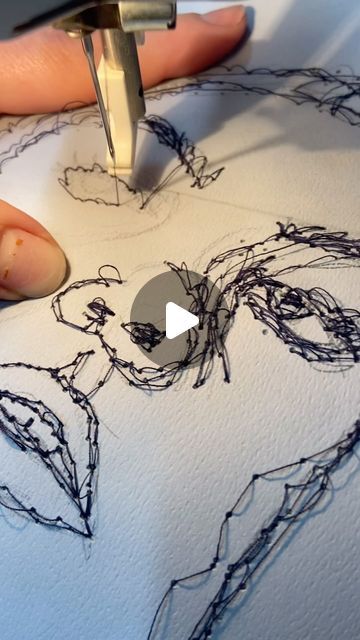 One Line Drawing Embroidery, Drawing Sewing Machine, How To Do Free Motion Embroidery, Free Motion Embroidery Tutorial, Free Motion Embroidery Portraits, Embroidery And Painting Mixed Media, Contour Drawings, Quilting Stencils Continuous Line, Freehand Machine Embroidery