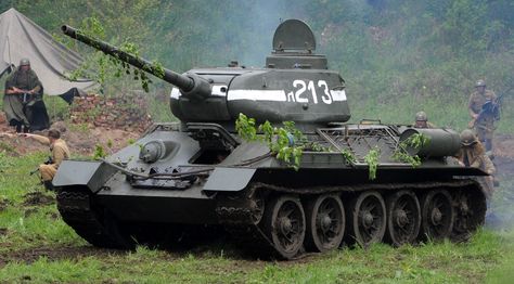 Russian T-34 (T34) Battle Tanks of the World War II in action Army Tank, Tank Armor, Soviet Tank, Armoured Vehicles, Russian Tanks, Tank Destroyer, Soviet Army, T 34, Ww2 Tanks