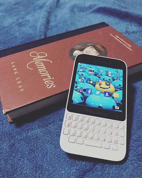 #inst10 #ReGram @ruhiyel: I dont know but I have this subtle addiction to blackberry phones like maybe i had already less than 20 blackberries. . Not an but ib. #oldphones #blackberry Blackberry Phones, Old Cell Phones, Y2k Phone, Cute Luggage, Retro Gadgets, Cool Electronics, Old Phone, Flip Phones, I Dont Know