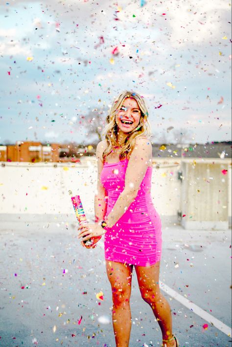 21st Birthday Photoshoot With Best Friend, 21st Birthday Outdoor Photoshoot, Confetti Photoshoot Birthday, Cute Bday Poses, 21st Birthday Ideas Photo Shoots Outside, 21 Photoshoot Ideas Birthday Outside, 21 Year Old Birthday Photoshoot, 21 Photo Shoot Ideas, Birthday Picture Ideas Instagram Outdoor