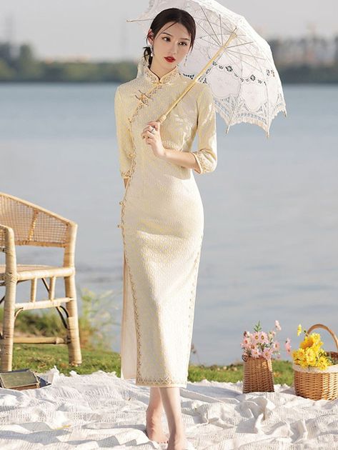 Chinese Dress Modern, Qun Kwa, Chinese Clothing Traditional, Chinese Fancy Dress, Asian Style Dress, Vietnam Dress, Cheongsam Modern, Modern Qipao, Chinese Style Dress