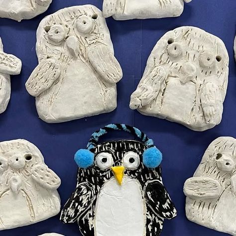 Ms. D on Instagram: "New project got started with #kindergarten this week! Students are experimenting with clay and learning how to create a clay, slab #penguin 🐧 Since we don’t have a kiln we are using air dry clay from @crayola and will paint them with acrylics and India ink. I’ll add a clear protective spray to help strengthen the clay when students are finished. Project inspired by @cassie_stephenz clay slab birds. … #artteacher #artteachersofinstagram #artteachersofig #iteachart #arteducator #elementaryartteacher #elementaryart #primaryart #arted #arteducation #artclass #kindergartenart #penguinart #penguinsofinstagram #clayday #airdryclay #artproject #artprojectsforkids #artlessons #artlessonsforkids #clayart #" Middle School Pottery Projects, Kindergarten Ceramics Projects, Clay Art For Preschoolers, Elementary Pottery Projects, First Grade Clay Art Projects, Air Dry Clay Projects Elementary, Air Dry Clay Elementary Art Project, Clay For Kindergarten, Middle School Clay Art Projects