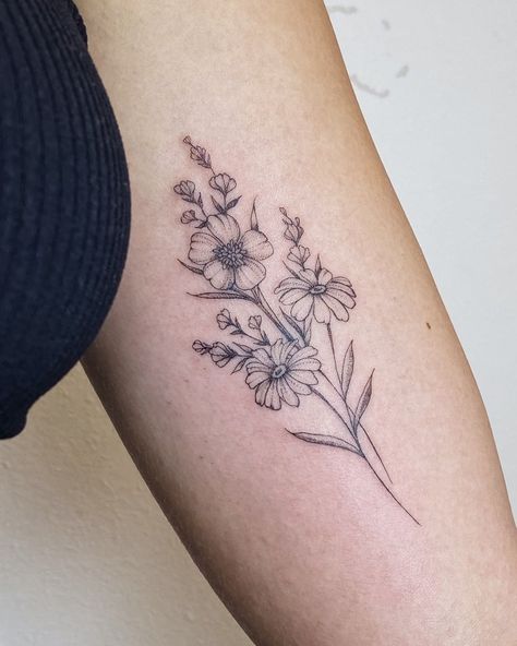 Liza van Olden-Sie | Tattooing on Instagram: “Buttercup and daisies for Frederique on her birthday 🥳⠀⠀⠀⠀⠀⠀⠀⠀⠀ .⠀⠀⠀⠀⠀⠀⠀⠀⠀ .⠀⠀⠀⠀⠀⠀⠀⠀⠀ .⠀⠀⠀⠀⠀⠀⠀⠀⠀ #tattoo #tattoos #botanicaltattoo…” Daisy Tattoo Ideas, Buttercup Tattoo, Sweet Pea Tattoo, Daisy Tattoo Designs, Grandma Tattoos, Daisy Flower Tattoos, Flower Bouquet Tattoo, Birthday Tattoo, Bouquet Tattoo