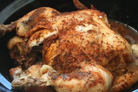 This is the easiest way to enjoy a juicy, rotisserie like chicken by only using a crockpot. Slow cooker whole chicken that anyone can make! Roast Chicken Crock Pot, Slow Cooker Whole Chicken, Crockpot Ideas, Crockpot Roast, Slow Cooker Roast, Slow Cooker Dinner, Crockpot Dishes, Cooked Chicken, Crock Pot Slow Cooker