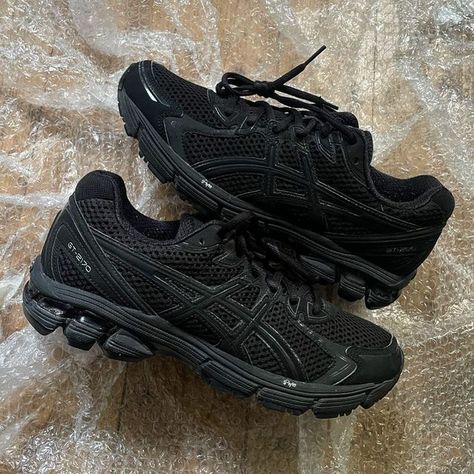 Asics Shoes Black, Asics Black Sneakers, Black Sneakers Aesthetic, Black Shoes Aesthetic, Sneakers Fashion Black, Outfit With Sneakers, Black Sports Shoes, Black Asics, Asics Black