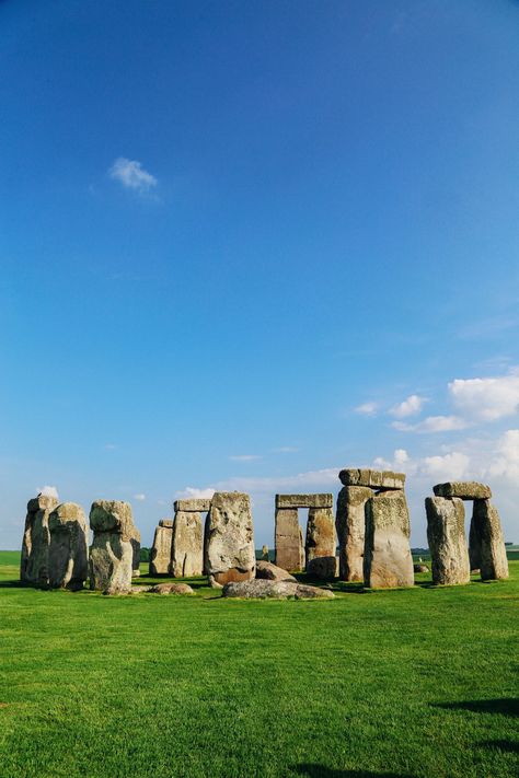 20 Facts You Need To Know Before Visiting The UK - Hand Luggage Only - Travel… Stonehenge England, Travel Love Quotes, British Traditions, Wales Travel, Tropical Architecture, Friends Travel, Travel Wallpaper, Road Trip Hacks, Hand Luggage