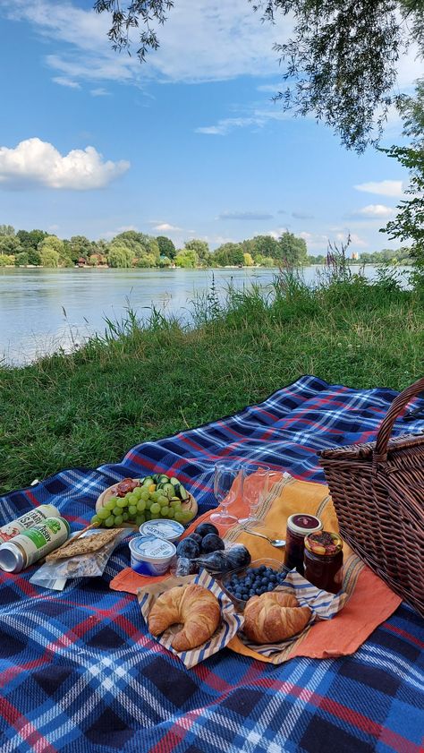 Picnic Photography, Dream Dates, Picnic Inspiration, Cute Date Ideas, Romantic Picnics, Aesthetic Couple, Picnic Date, Picnic Food, Summer Bucket Lists