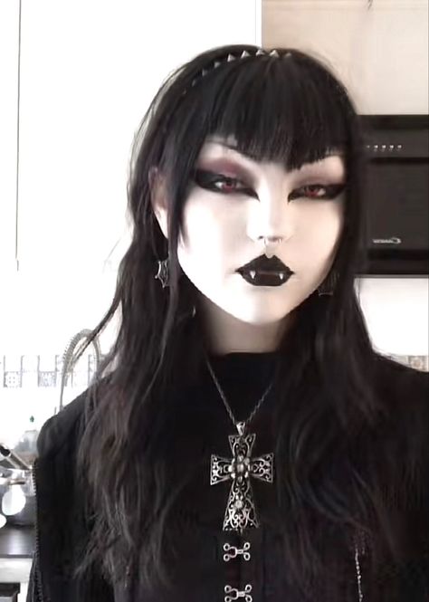 Romantic Vampire Goth Makeup, White Face Goth Makeup, Goth Makeup No Eyebrows, Tradgoth Hair, Trad Goth Makeup Black Women, Heavy Goth Makeup, Goth Makeup Halloween, Triangle Bangs Goth, V Shaped Bangs