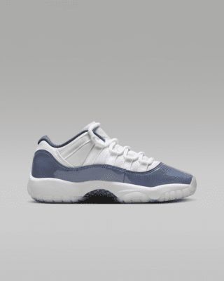 It may not be 11:11, but your wish came true—a new AJ11 is here to claim the top spot in your rotation. The eternally popular silhouette gets remixed with a low collar and blue-and-black accents. Premium leather and classic Nike Air cushioning underfoot keep the old-school Jordan magic alive. Shown: White/Diffused Blue/Football Grey/Midnight Navy Style: FV5121-104 Blue Jordan 11, Jordan 11 Outfit Women, Air Jordan 11 Retro Low, Low Top Jordans, Blue Jordans, Jordan 11 Retro Low, Navy Style, Blue Football, Air Jordan 11 Retro