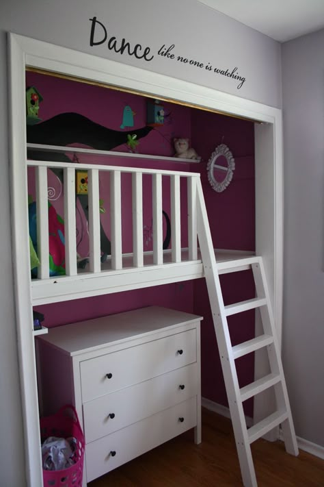 Closet Bed Nook, Girls Reading Nook, Closet Playroom, Loft Closet, Closet Nook, Reading Nook Closet, Ideas Armario, Playroom Closet, Baby Room Curtains