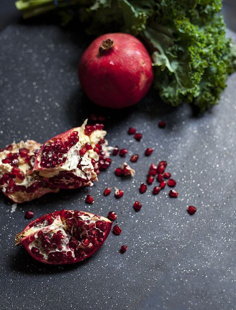 kale and pomegranate salad New Years Eve Traditions, Holiday Salads, New Years Eve Food, Christmas Salads, Pink Food, New Year's Food, Rosh Hashana, Rosh Hashanah, Holiday Dinner