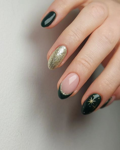 Green/ gold - one of my favourite colour combinations 💚💛✨️ #greengoldnails #christmasnails #nailmanchester #britishmanicure #luxurymanicure | Instagram Gold Nails French, Gold Holiday Nails, Emerald Nails, Subtle Nails, Blush Nails, Glam Nails, Festival Nails, Favourite Colour, Girls Nails